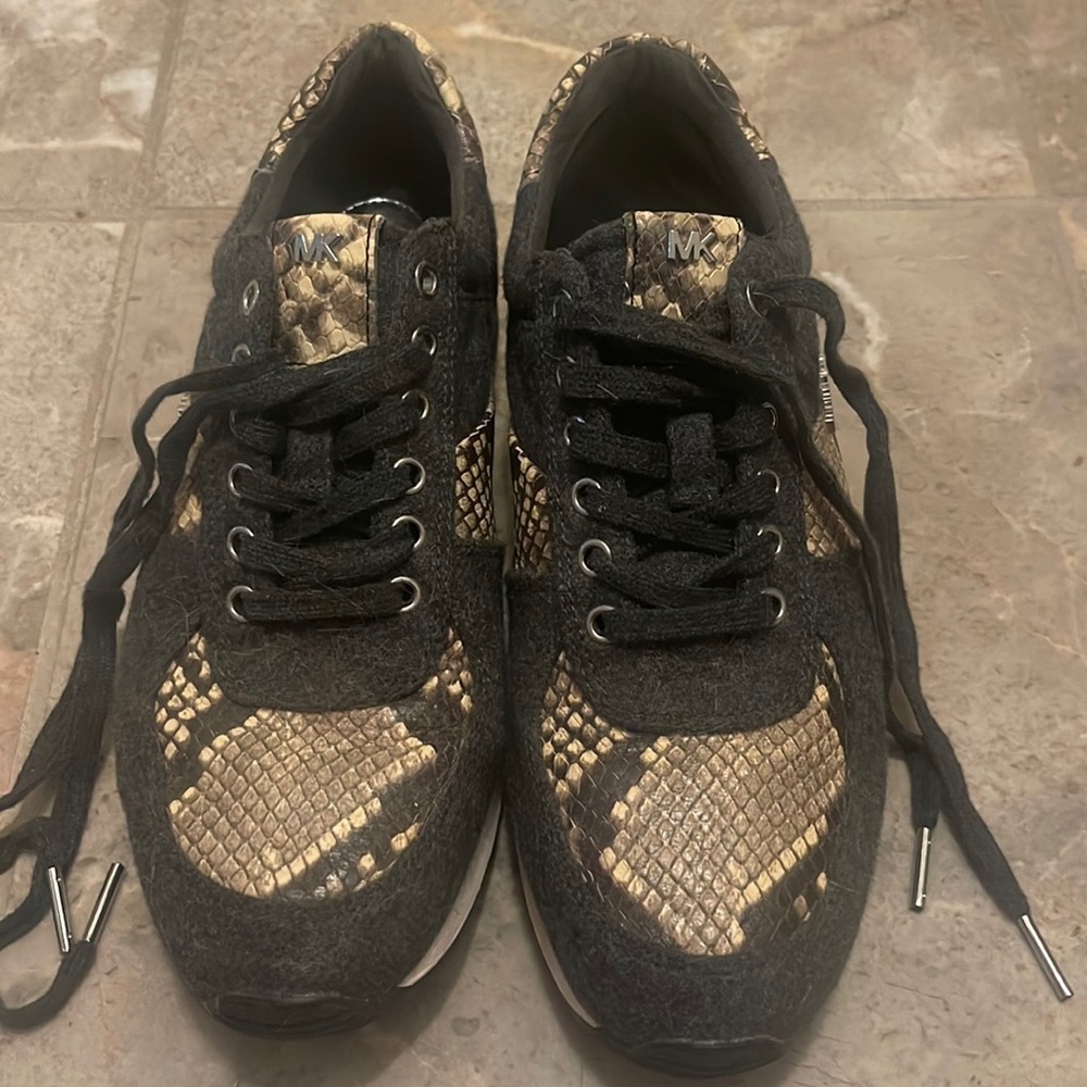 Micheal kors shoe size 8.5.color gray and snake skin highlight.